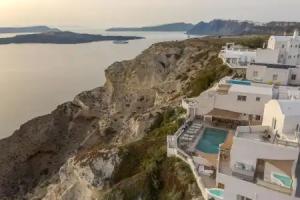 Luxury villa in Megalochori Santorini with Jacuzzi, Megalokhori