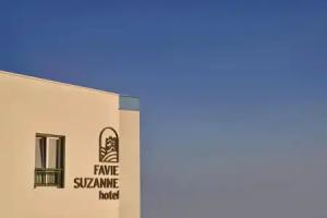Favie Suzanne, Tinos Town