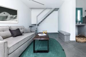 Santa Irina Sunny Loft Suites, Perivolos