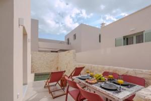 Sugarwhite Suites, Pirgos