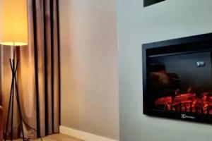 Business Class Apartments, Engels