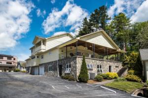 Boxwood Lodge Near Boone-University, Blowing Rock