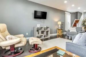 3 Mi to Dtwn Indy: Bright Home w/ Furnished Deck Tourist base, Indianapolis