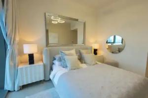 Maison Privee - Elegant Urban Stay Just Steps from Burj Khalifa Mini-hotel, Dubai