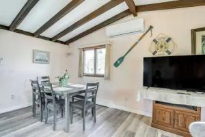 Massachusetts Abode w/ Deck & Grill: Near Beaches! Tourist base, Gloucester