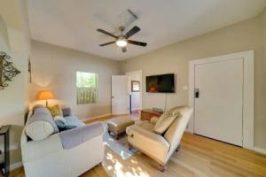 Walk to Alamodome! Pet-friendly Home w/ Yard Tourist base, San Antonio
