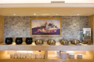 Vienna International Hotel (Xinyang Railway Station Tianrun Plaza Store), Xinyang