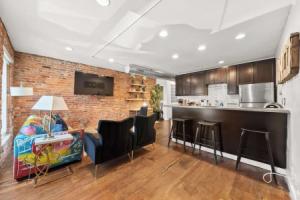 Short North Lounge Stay for 2 Mini-hotel, Columbus