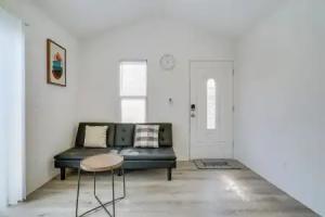 Sleek + Modern Retreat ~ 6 Mi to Downtown! Tourist base, El Paso