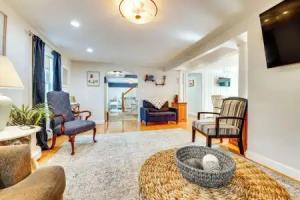 Downtown Home: 1 Mi to Beach! Tourist base, Ogunquit