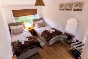 Sleeps 5 - Free Parking, Wifi, Near Airport & City Tourist base, Manchester