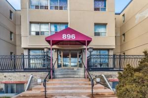 Magnificent Studio at Leaside -10 Mins to Downtown, Toronto
