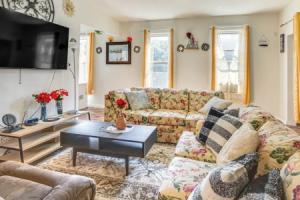 2 Mi to Dtwn: Family Home w/ Yard Tourist base, Milwaukee
