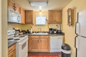 Studio in w/ Expansive Deck!, College Station