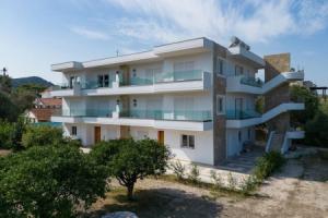 Sweet Home Apartments, Ixia