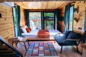 Lahza Tiny House, Camlihemsin