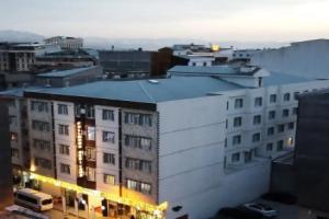 Fullmoon Suit Hotel, Van