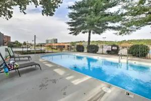 2 Mi to Strip: Cozy Cottage w/ Fire Pit!, Branson