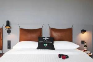 Moxy Cologne-Bonn Airport, Koln