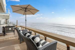 Unbeatable Beachfront Bliss w/ Ocean Views, Luxe Interiors & Patio Beach Road Tourist base, San Clemente