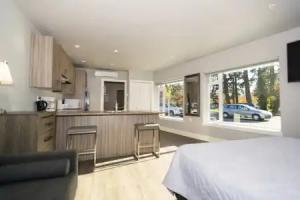 SoLo Suites, Victoria