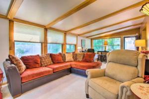 Elegant Home w/ Deck, 5 Blocks to Mayo Clinic Tourist base, Rochester