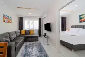 Lovely and Central Flat Near Beach in Apartments, Antalya
