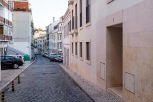 ALTIDO 2-BR Flat w/Garage near Castelo de S. Jorge Apartments, Lisbon