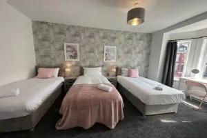 Large Five Bedroom Home with parking, Manchester