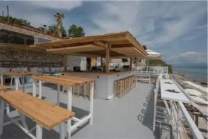 White Suites, Afitos