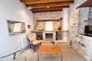 Traditional Village Pool Apartment, Skarinou