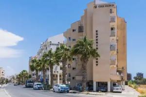 Olympus Stylish 2-BR Apt in Larnaca Apartments, Larnaka