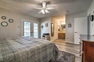 Bright Abode: 3 Mi to Kyle Field Hotel, College Station
