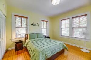 San Antonio Gem in Prime Location w/ Outdoor Space Tourist base, San Antonio
