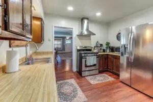 Route 66 Retreat: Dog-friendly Home in Tourist base, Williams