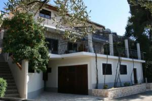 Apartments Robert - 5m from sea, Brna