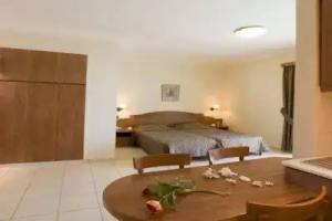 MIkes Apartments, Maleme