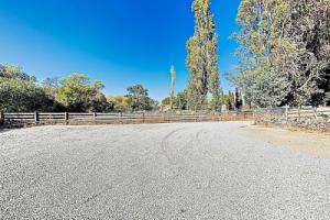 Wine Country Getaway! Modern Three-unit 2 Bedroom Cottage, Healdsburg