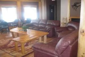 Basecamp Lodge, Golden