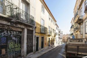 ALTIDO Cosy 1-bed flat w/balcony in Pena, close by subway, viewpoint&park Apartments, Lisbon