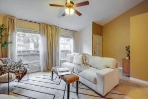 College Station Gem w/ Pool Access Near University Tourist base, College Station