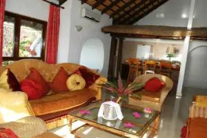 Sunset Beach Hotel, Glacis