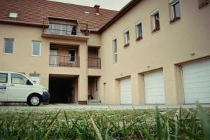 Family Residence Apartments, Eger