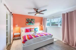 Pool, Hot Tub & Putting Green Near Deerfield Beach Oasis on Fourth by Avantstay Tourist base, Boca Raton