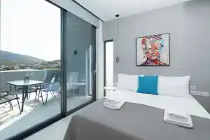 White Cliff Luxury Suites, Porto Rafti