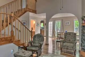 8 Mi to Dtwn Achorage! Home w/ Pet-friendly Yard Apartments, Anchorage