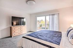 Relax Fireside & Play Pool! Home 4 Mi to Dtwn Tourist base, Reno