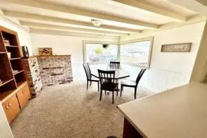 Medford Home and 2 Condos With Pool Tourist base, Medford