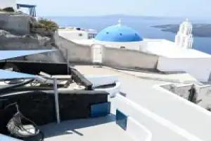 Three Bells Suites, Fira