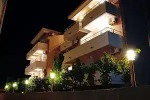 Sun Village Apartments, Denovic